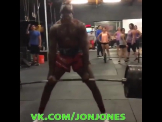 jon jones deadlift with a 265kg barbell